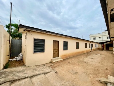 1 lot cloturé avec titre foncier + vieille constructions à raser